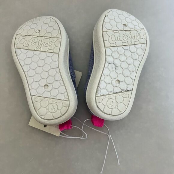 Size 4 kids tennis shoe - Picture 3 of 5